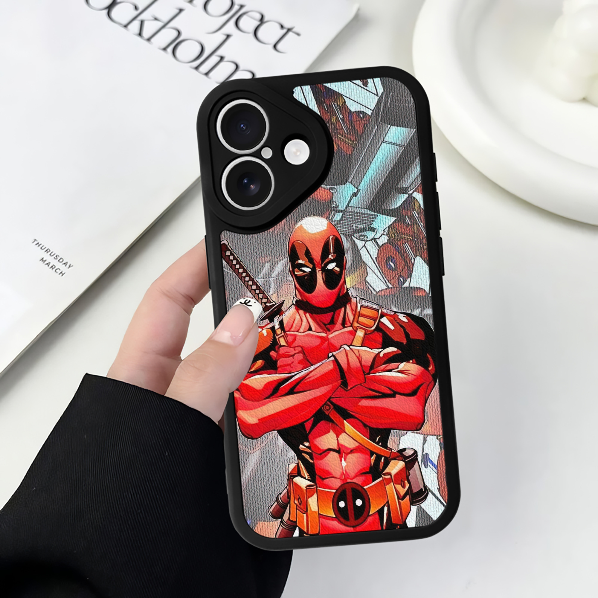 （画像用） Deadpool デッドプール 【iPhone 16シリーズ対応】シリコンスマホケース（レザー調） 材質：シリコン